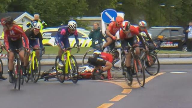 Tour de Noruega: Contra la acera y con su bici y una rival cayéndole encima, ¡durísimo accidente! Tour de Noruega: Contra la acera y con su bici y una rival cayéndole encima, ¡durísimo accidente!