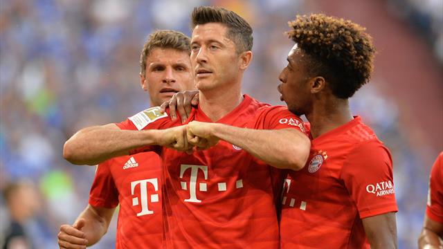 Lewandowski risveglia il Bayern: tripletta e Schalke all'angolo. Debutto per Coutinho e Perisic
