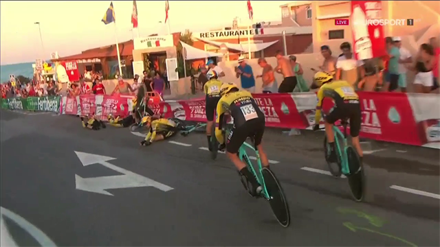 Strada bagnata e la Jumbo Visma finisce a terra: comincia in salita la Vuelta di Roglic Strada bagnata e la Jumbo Visma finisce a terra: comincia in salita la Vuelta di Roglic