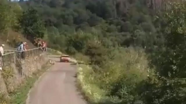 Зритель упал под колеса машины на ралли. Пилот с трудом объехал его на скорости 150 км/ч