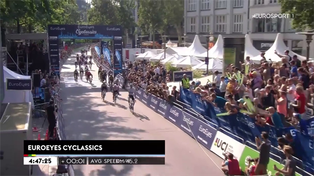 Elia Viviani fa sua la classica d'Amburgo: prima vittoria da campione europeo, 3° Nizzolo Elia Viviani fa sua la classica d'Amburgo: prima vittoria da campione europeo, 3° Nizzolo
