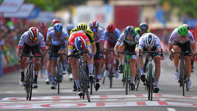 Kruijswijk si ritira, Uran cade, ma Jakobsen vince la volata: Roche mantiene la roja