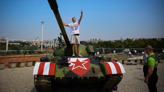 Belgrad provoziert gegen Bern mit Panzer vor dem Stadion Belgrad provoziert gegen Bern mit Panzer vor dem Stadion