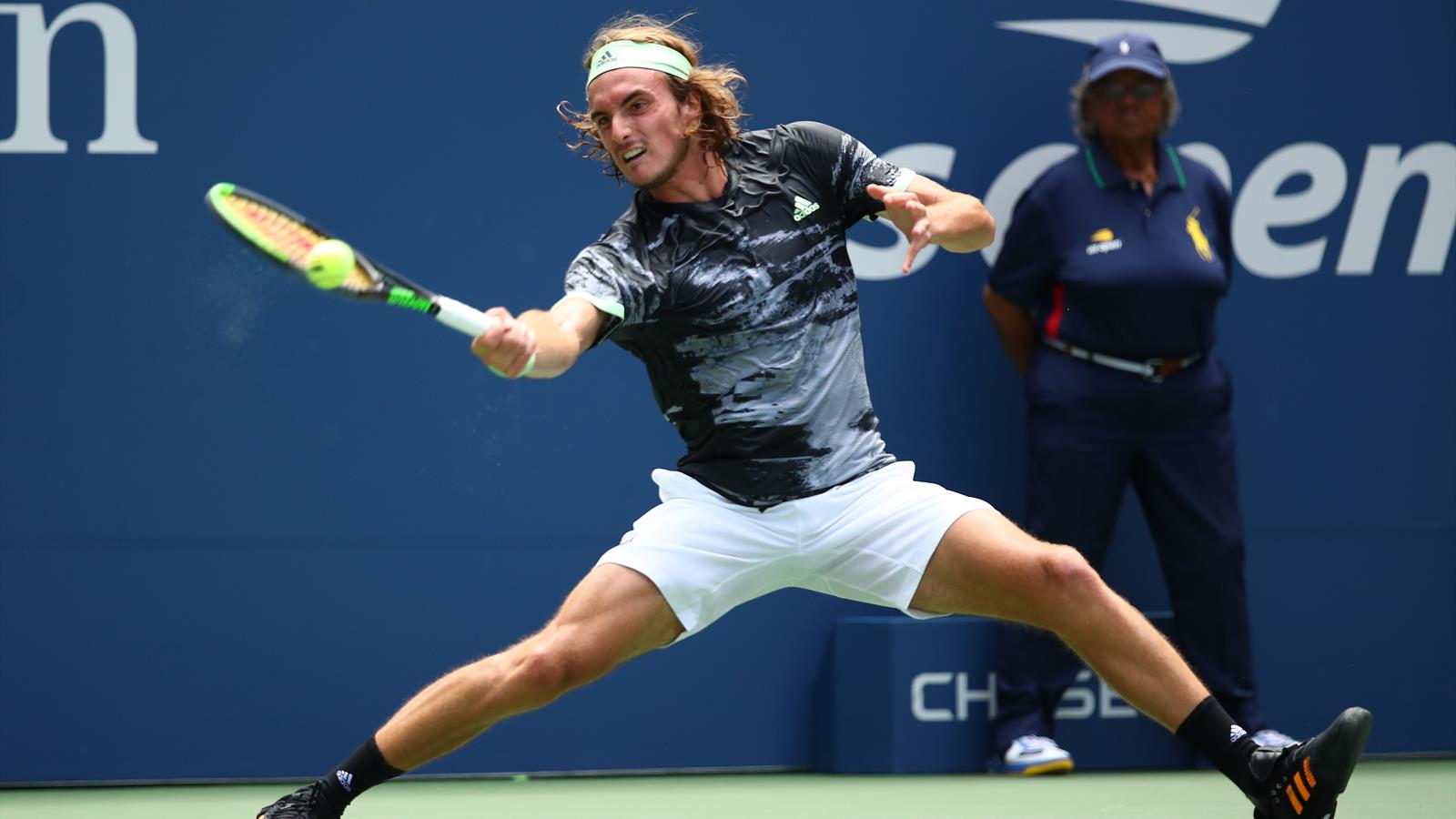 VIDÉO - Perclus de crampes, Tsitsipas est quand même allé ...