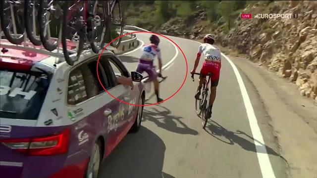 Che rischio alla Vuelta! Madrazo viene tamponato dalla sua ammiraglia e butta giù Herrada Che rischio alla Vuelta! Madrazo viene tamponato dalla sua ammiraglia e butta giù Herrada