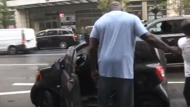 Огроменный Шакил О'Нил попробовал уместиться в Smart Car. Вы не поверите, но у него получилось!
