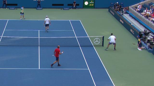 A tutto Kyrgios: volée vincente e corsa del gambero in doppio A tutto Kyrgios: volée vincente e corsa del gambero in doppio