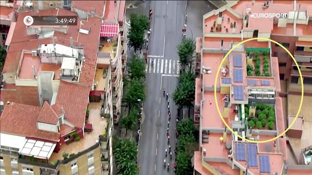 L'elicottero della Vuelta scopre una coltivazione di marijuana sul tetto di una casa