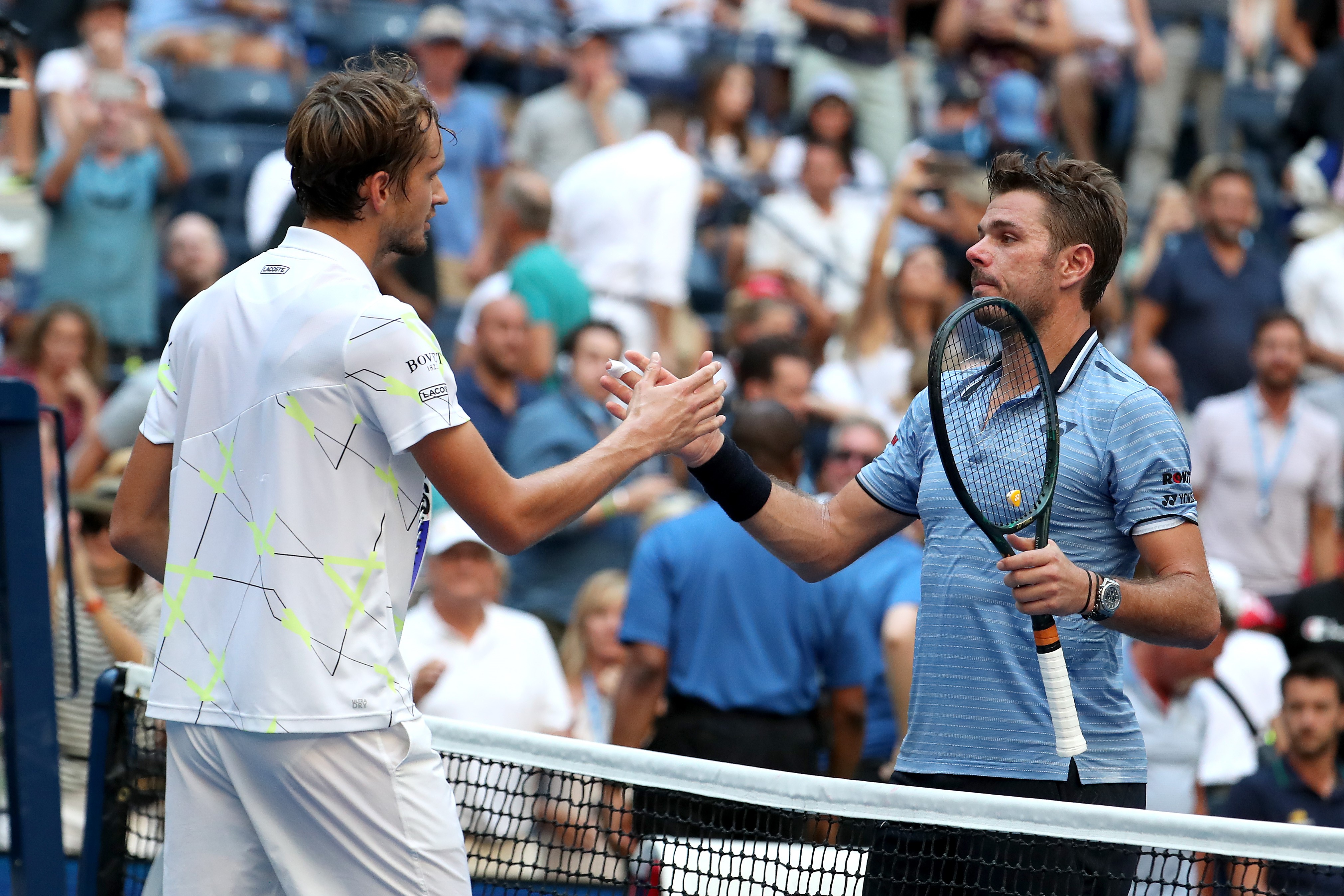 Daniil Medvedev et Stan Wawrinka se saluent après la victoire du Russe en quart de finale / US Open