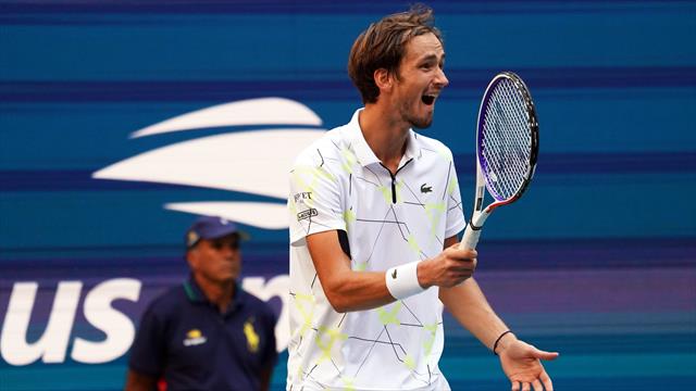 Медведев – в полуфинале US Open. С Вавринкой победил травму бедра и опять заткнул зрителей
