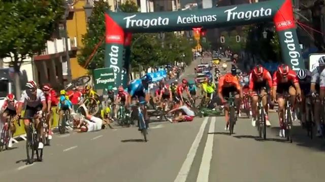 Massive high-speed crash leaves riders strewn across the road at La Vuelta Massive high-speed crash leaves riders strewn across the road at La Vuelta
