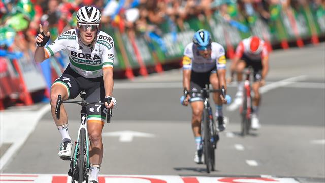 Sam Bennett fa il bis a Oviedo, ma che caduta prima della volata: anche Valverde per terra