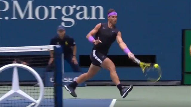 Il buongiorno di Nadal a Medvedev: punto intorno al paletto nel primo game Il buongiorno di Nadal a Medvedev: punto intorno al paletto nel primo game