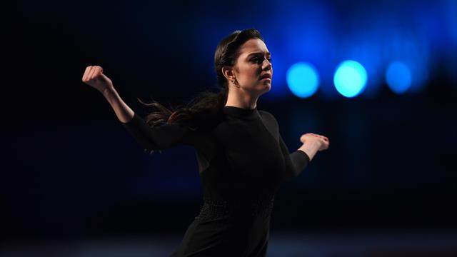 Медведева не делала четверной, а Трусова перепрыгала мужчин. Фигуристы презентовали новые программы