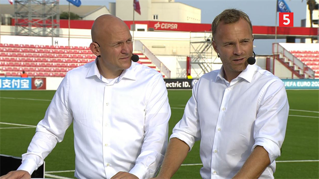 Lars Jacobsen om en Bendtner i topform: Så du, da han kørte Chiellini direkte ned på Trianglen? Lars Jacobsen om en Bendtner i topform: Så du, da han kørte Chiellini direkte ned på Trianglen?