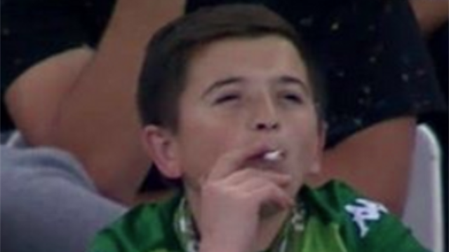Se viraliza la imagen de un supuesto niño fumando en el fútbol turco pero no te podrás creer su edad