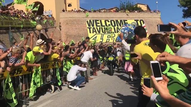 Valentino Rossi sfila a Tavullia con la M1, la città è in delirio