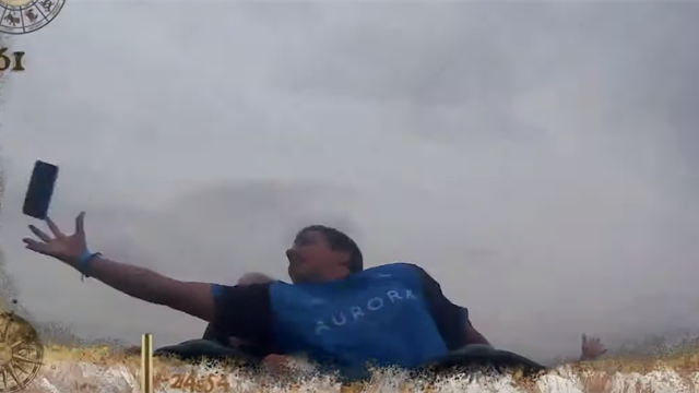 ¡Qué reflejos! Un deportista 'rescata' un móvil en una montaña rusa a 134 kilómetros por hora