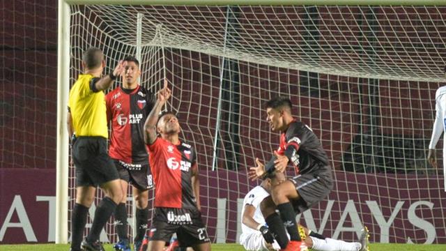 Colón vence por penaltis a Atlético Tucumán y avanza a los cuartos de final