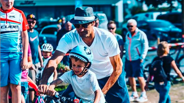 So süß: Papa Federer als "Fahrlehrer"