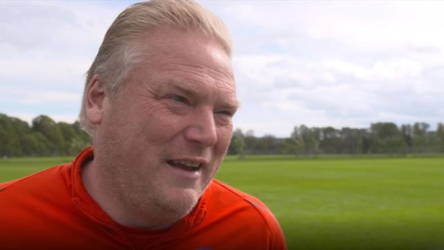 Midt i intervjuet bryter LSK-treneren ut i latterkrampe Midt i intervjuet bryter LSK-treneren ut i latterkrampe