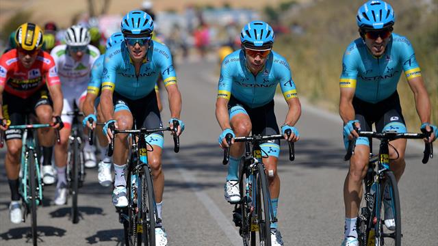 Cambio all'americana tra Fuglsang e Miguel Angel Lopez: 10'' di penalizzazione con la VAR