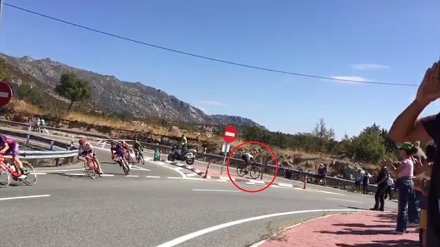¡Milagro en La Vuelta! Se choca con una señal a toda velocidad y sale ileso pese al golpazo ¡Milagro en La Vuelta! Se choca con una señal a toda velocidad y sale ileso pese al golpazo
