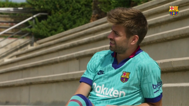 Gerard Piqué, modelo de lujo con la tercera camiseta del Barcelona Gerard Piqué, modelo de lujo con la tercera camiseta del Barcelona
