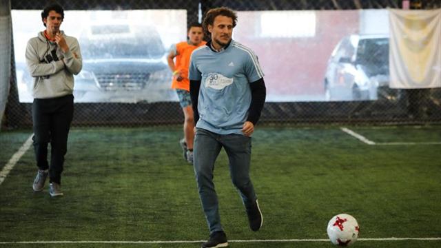 Diego Forlán se pone la celeste por la organización Gurises Unidos