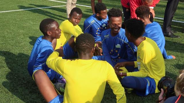 Clases de fútbol e idiomas para integrar a adolescentes refugiados en Bélgica