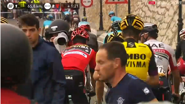 Vuelta a España 2019: Una caída masiva pilla a Roglic y rompió la carrera con Movistar tirando Vuelta a España 2019: Una caída masiva pilla a Roglic y rompió la carrera con Movistar tirando