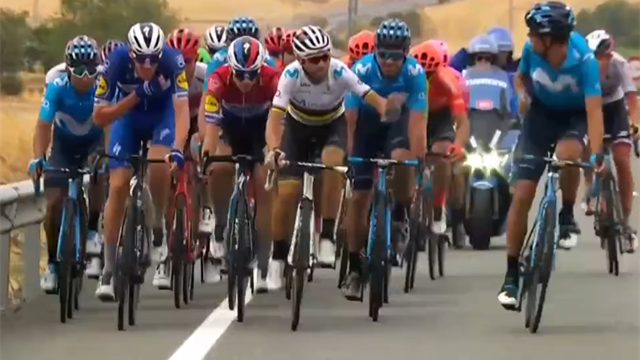 Vuelta a Eurosport 2019: Según Movistar, la UCI mandó reagrupar la carrera para esperar a Roglic Vuelta a Eurosport 2019: Según Movistar, la UCI mandó reagrupar la carrera para esperar a Roglic