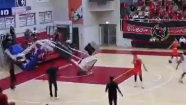 Американский баскетболист повис на кольце и обрушил на паркет всю конструкцию