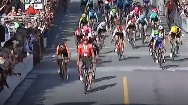 Michael Matthews concede il bis! Sagan cede nel finale, Ulissi chiude 4° Michael Matthews concede il bis! Sagan cede nel finale, Ulissi chiude 4°