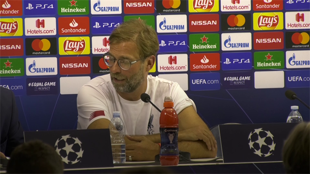 Jurgen Klopp scherza con il traduttore: "Scusa, ho parlato troppo..." Jurgen Klopp scherza con il traduttore: "Scusa, ho parlato troppo..."