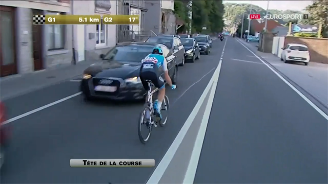 ¡Esto no puede pasar en una carrera ciclista! Una bajada con isletas y coches muy mal aparcados ¡Esto no puede pasar en una carrera ciclista! Una bajada con isletas y coches muy mal aparcados