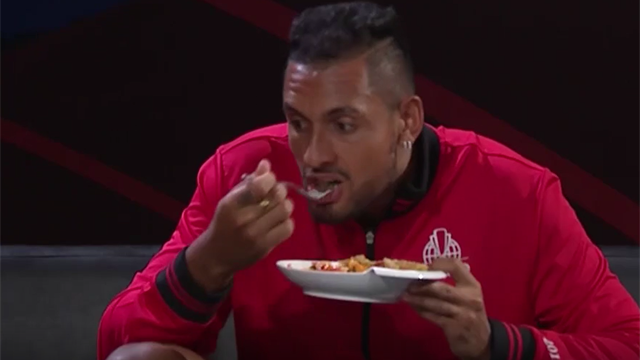 Non solo tennis in Laver Cup: Nick Kyrgios si gode lo spettacolo con un piatto di maccheroni Non solo tennis in Laver Cup: Nick Kyrgios si gode lo spettacolo con un piatto di maccheroni