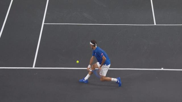 Federer, gran passante d'anticipo in rovescio incrociato: Kyrgios rimane immobile Federer, gran passante d'anticipo in rovescio incrociato: Kyrgios rimane immobile