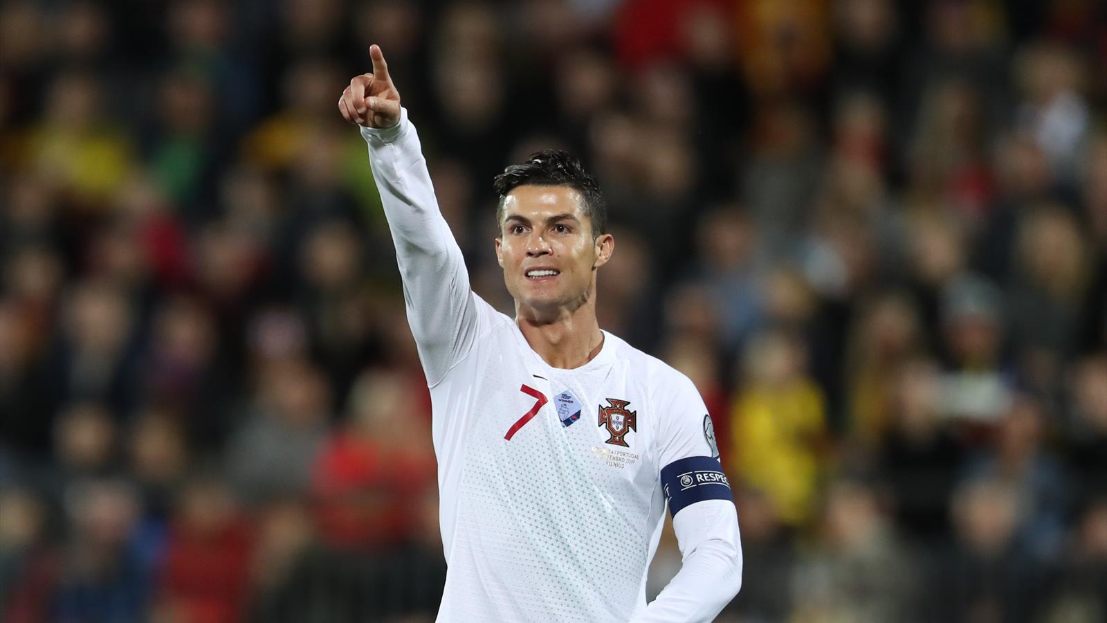Криштиану роналду получил премию от global football Криштиану роналду получил премию от global football