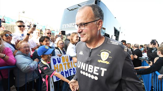 Leeds, Bielsa e i giocatori rinunciano allo stipendio: quei soldi servono per pagare i dipendenti
