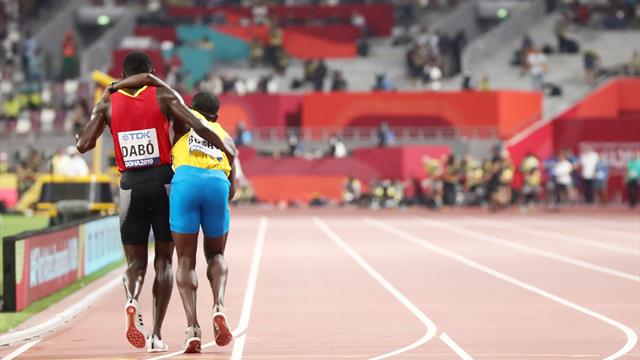 La belle image : épuisé, un coureur finit le 5000m soutenu par un concurrent La belle image : épuisé, un coureur finit le 5000m soutenu par un concurrent