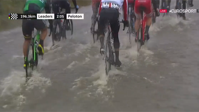 Mundial ciclismo 2019: Las balsas de agua 'ahogan' la primera parte de la carrera Mundial ciclismo 2019: Las balsas de agua 'ahogan' la primera parte de la carrera