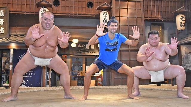 Au Japon, Djokovic s'essaie au sumo (sans grand avenir)
