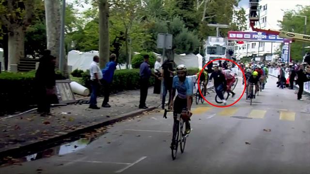 "Wie kann man denn so blind sein?" Betreuer sorgt für fiesen Crash im Zielbereich "Wie kann man denn so blind sein?" Betreuer sorgt für fiesen Crash im Zielbereich