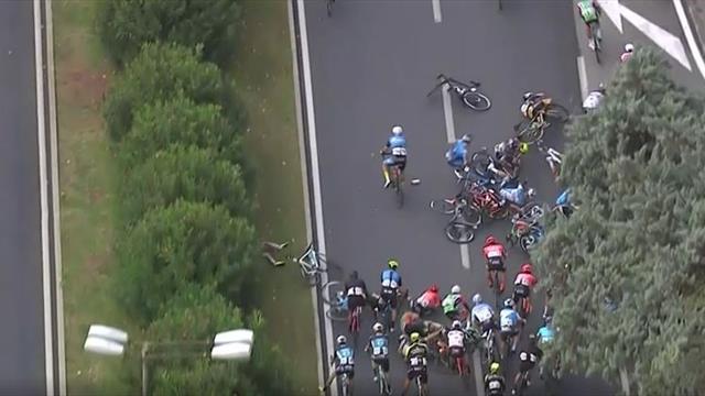 Radsalat bei Crash im Hauptfeld Radsalat bei Crash im Hauptfeld