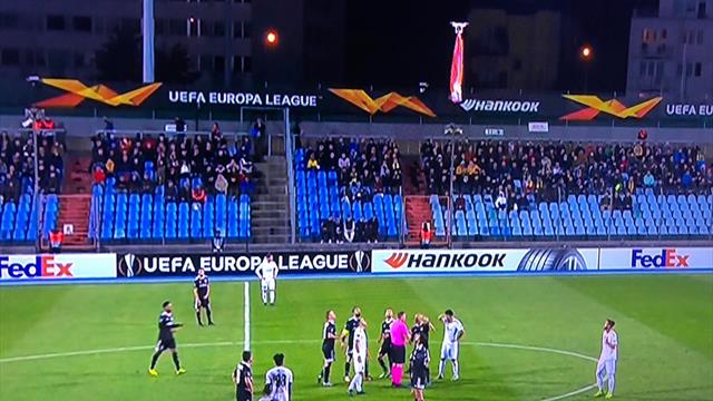 ¡Surrealista! Un dron con una bandera con connotaciones políticas interrumpe el Dudelange-Qarabag