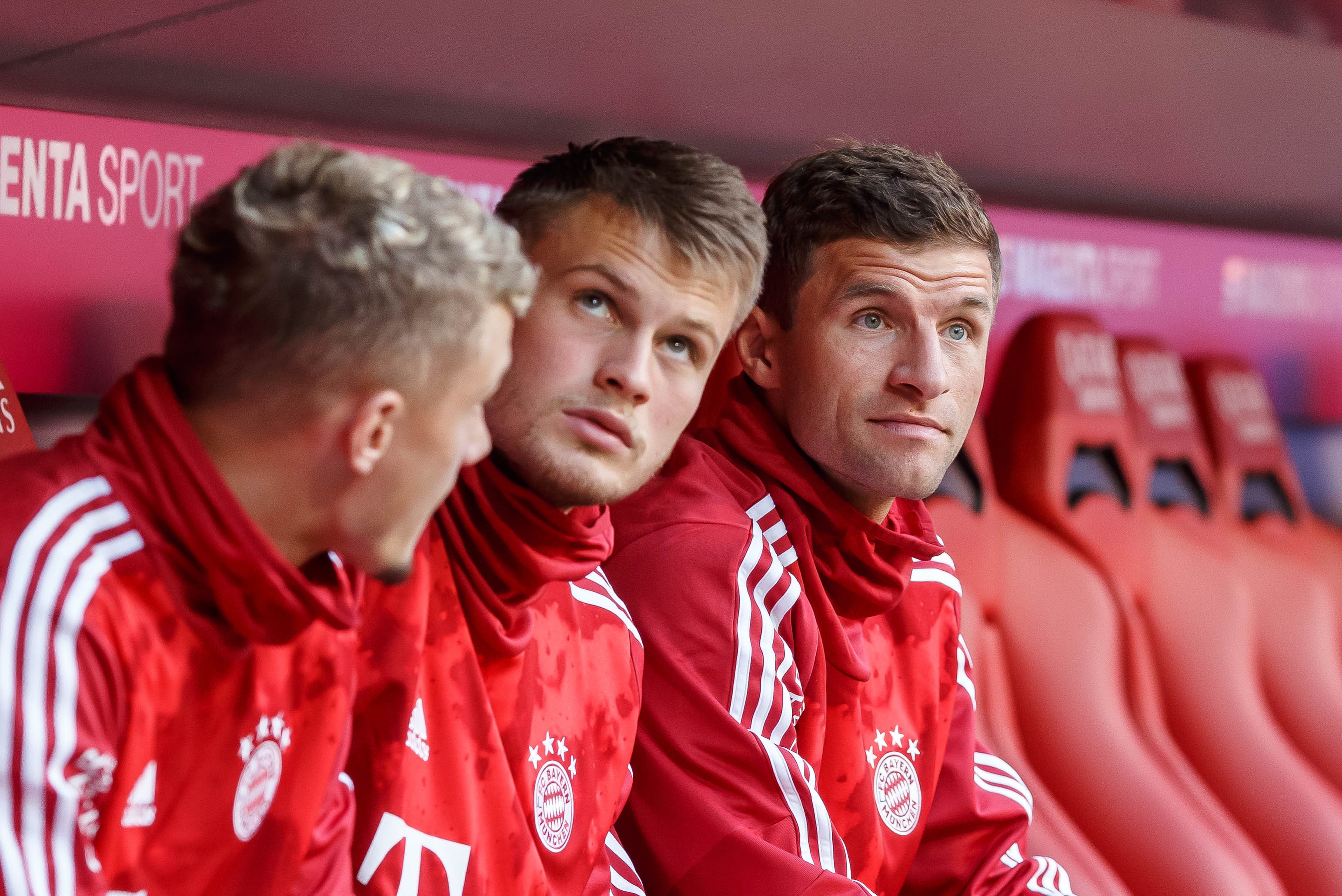 Thomas Müller (r.) auf der Bank des FC Bayern München