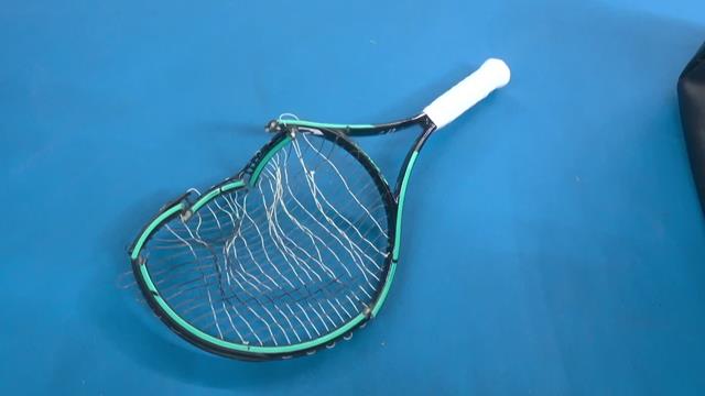 3615 Maltraitance : Zverev détruit sa raquette avec rage 3615 Maltraitance : Zverev détruit sa raquette avec rage