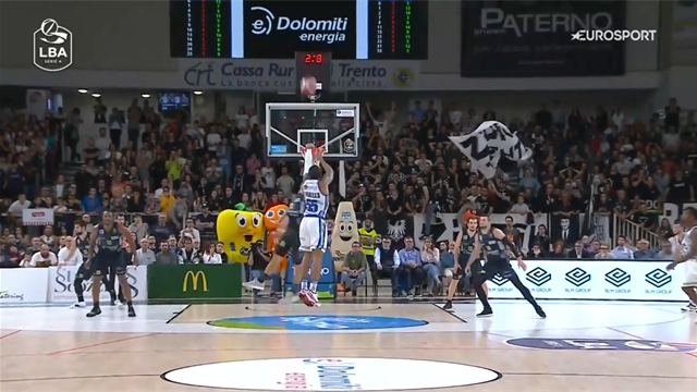 Curtis Jerrells con una tripla pazzesca! Sassari vince a Trento ed è imbattuta Curtis Jerrells con una tripla pazzesca! Sassari vince a Trento ed è imbattuta