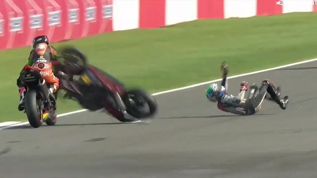 Querfliegendes Motorrad räumt Superbike-Piloten ab Querfliegendes Motorrad räumt Superbike-Piloten ab